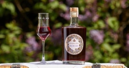 Бъкингамският дворец пуска своя марка джин с трънки от България